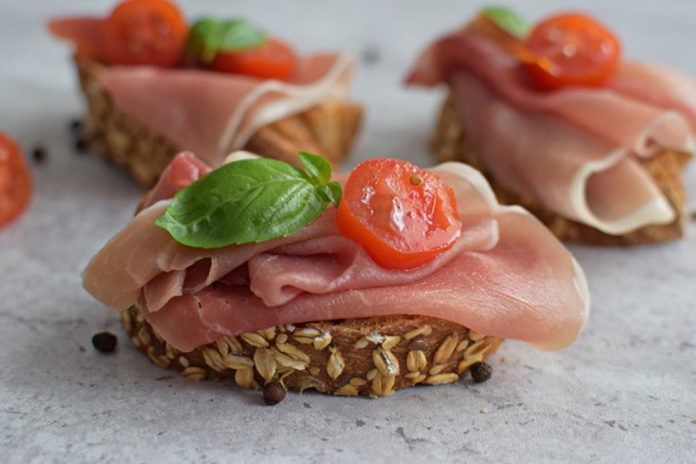 Брускети/риба, прошуто, сирена/ Bruschetta - fish, proscuitto, cheese